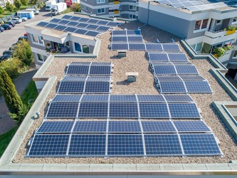 Cum vom folosi în apartamente electricitatea produsă pe acoperișul blocului