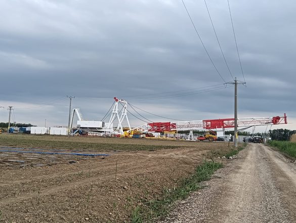 Montajul instalației de foraj de la sonda 54 Damianca. Sursă foto: pagina de Facebook a ministrului Energiei