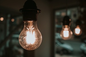 Proiect depus la Parlament: Facturile la energie electrică pot fi compensate de administrațiile locale
