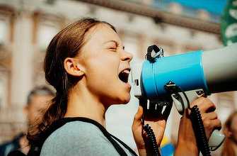 Aproximativ 200 de activiști ecologiști de la Extinction Rebellion și Greta Thunberg blochează principala rafinărie din Norvegia