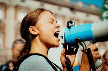 Aproximativ 200 de activiști ecologiști de la Extinction Rebellion și Greta Thunberg blochează principala rafinărie din Norvegia