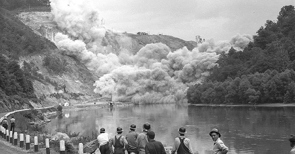 Imagine de la construirea barajului Fontana din Carolina de Nord, în prima parte a anilor 1940. Sursă foto: pagina de Facebook a Tennessee Valley Authority