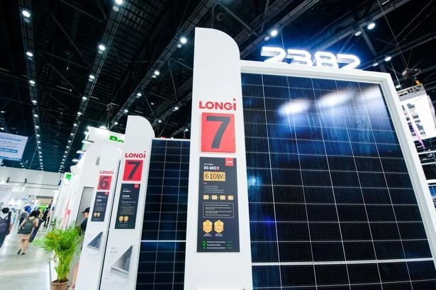 FOTO Gigantul solar chinez LONGi furnizează 300 MW de module fotovoltaice pentru proiecte de parcuri de profil din România