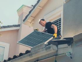 DECIZIE Furnizorii de energie vor compensa lunar consumul prosumatorilor cu producția. Din surplus se vor plăti curentul și gazul la mai multe locuri de consum
