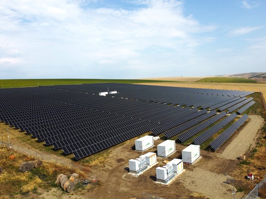 Constantin Duluțe a instalat sistem de stocare a energiei la parcul său fotovoltaic din Vaslui. Cu cine a lucrat