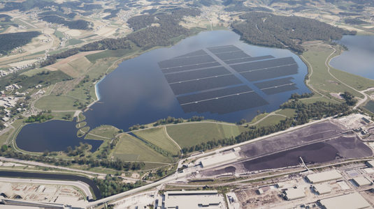 Prima centrală solară plutitoare verticală din lume, pusă în funcțiune FOTO