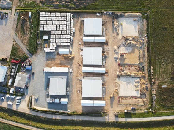 FOTO ″Regele eolienelor″ instalează peste 1.000 MWh de sisteme de stocare produse la Cernica de Prime Batteries