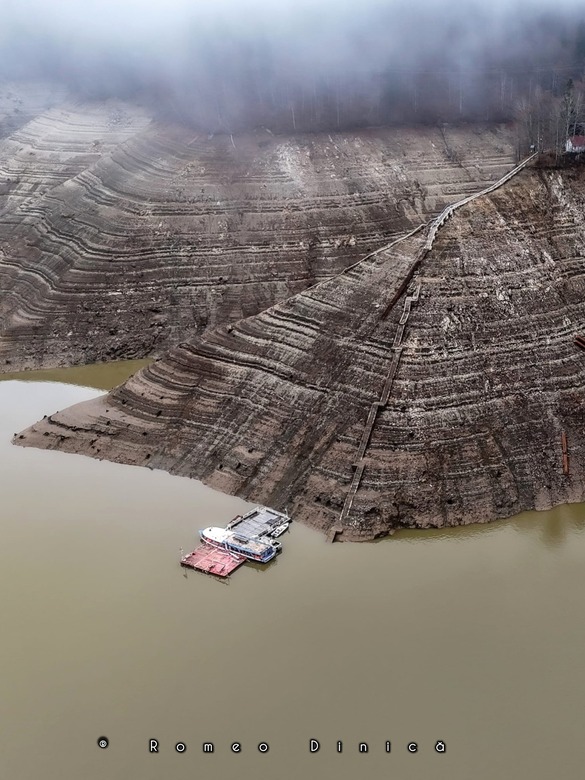 PREMIERĂ Barajul Vidraru - golit complet prima dată în ultimii 50 ani FOTO