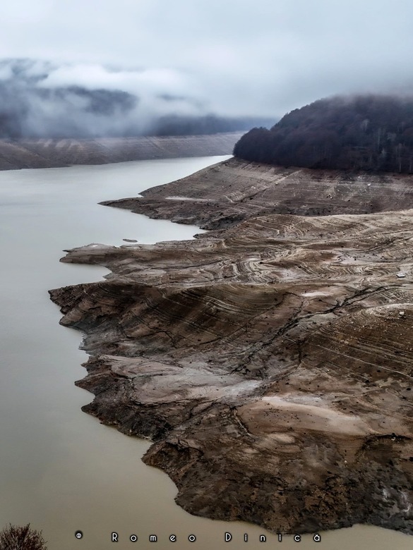 PREMIERĂ Barajul Vidraru - golit complet prima dată în ultimii 50 ani FOTO
