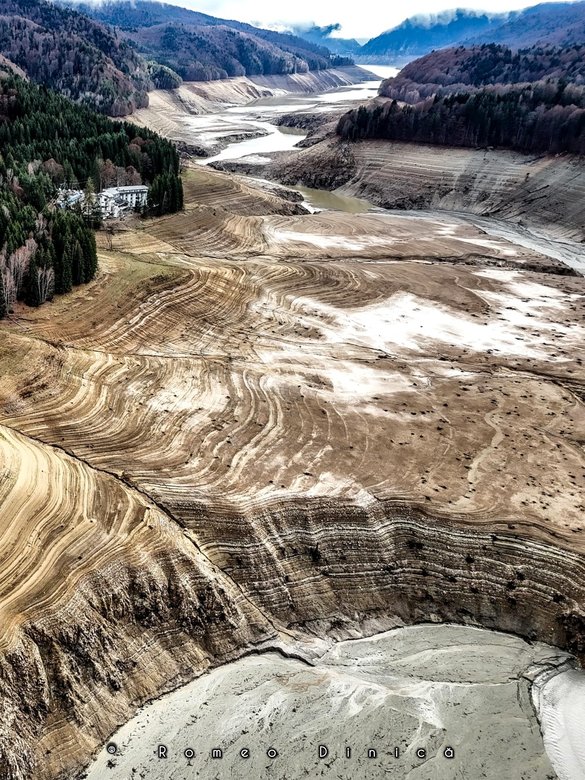 PREMIERĂ Barajul Vidraru - golit complet prima dată în ultimii 50 ani FOTO