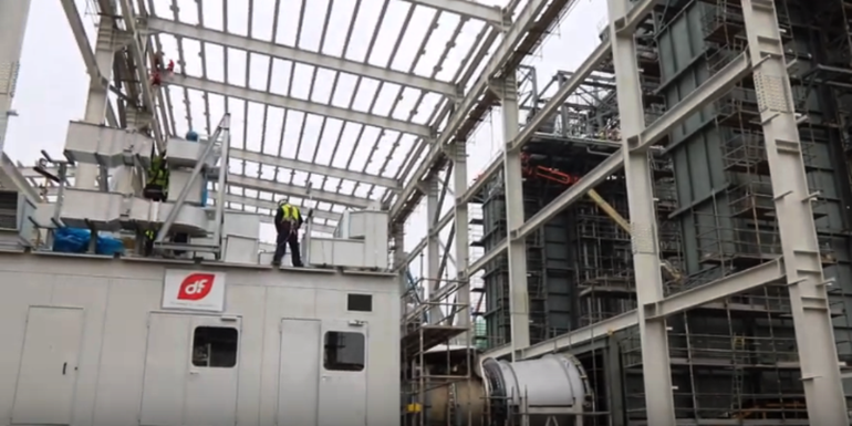 Panoramă a șantierului centralei Iernut cu echipamente industriale și structuri metalice, în curs de finalizare de Romgaz după rezilierea contractului cu Duro Felguera. | sursa foto: Profit