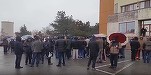 Sute de angajați Petromidia se revoltă în fața clădirilor de birouri și cer salarii mărite