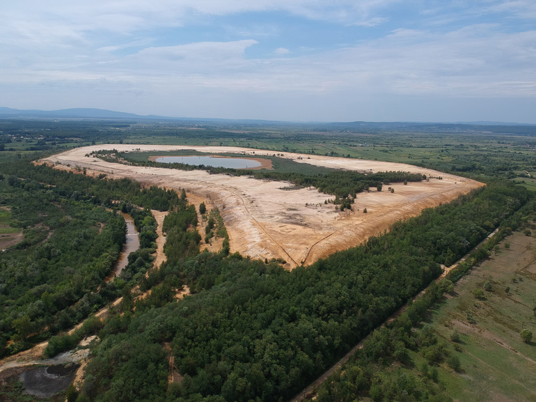Iazuri de decantare cu echipamente pentru foraje minerale în procesul de exploatare metale neferoase la Remin Baia Mare, România. | sursa foto: Profit