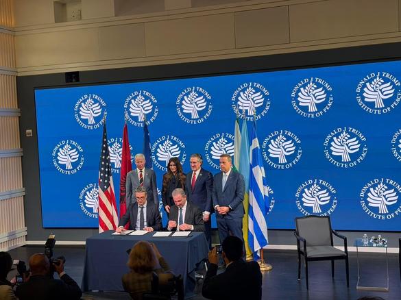 Ministrul interimar al Energiei din Bulgaria, Traycho Traykov, semnând declarația comună. Sursă foto: Ministerul Energiei de la Sofia