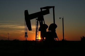 AIE scoate în etape din rezervele strategice peste 400 de milioane de barili de petrol pentru a calma prețurile. Jumătate din cantitate va ajunge pe piață imediat 
