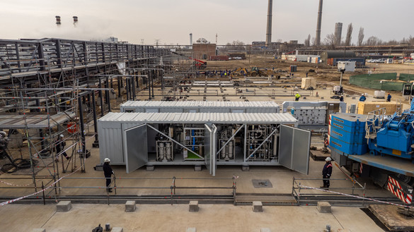 FOTO Hidrogen verde la Petrobrazi: OMV Petrom a primit primul modul de electrolizor