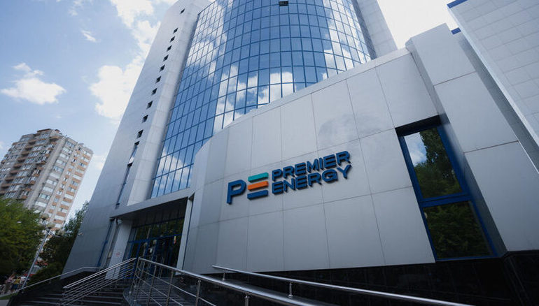 Panou electric modern și turbine eoliene în fundal, simbolizând Premier Energy achiziție și distribuție energie electrică în Oltenia, energie regenerabilă România. | sursa foto: Profit