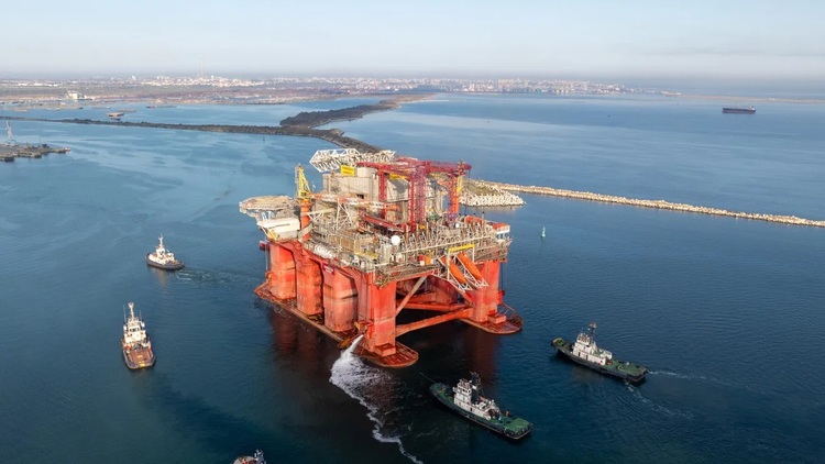 FOTO Platformă gigantică, în drum spre zăcământul de gaze Neptun Deep 