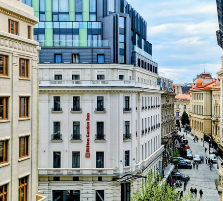 ULTIMA ORĂ Hotel stinge lumina în România. Singura proprietate Hilton din București a decis stingerea fațadei și a iluminatului public după ora 23:00, reducând totodată aerul condiționat din spațiile comune