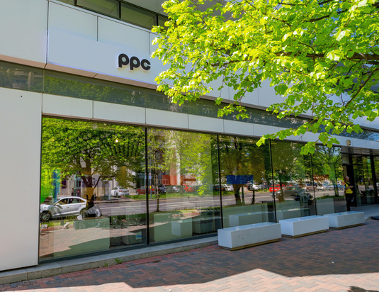 PPC și-a majorat cu 42% profitul operațional în România. Are de recuperat sute de milioane de euro de la statul român, compensații pentru fosta plafonare a prețurilor