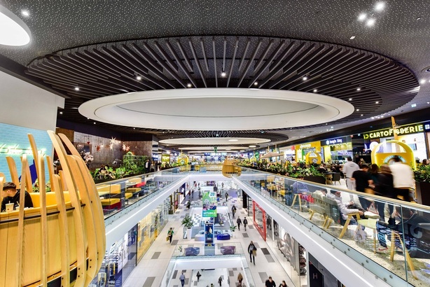 FOTO Se taie din lumină și aer condiționat în mall-uri și birouri