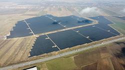 FOTO Investiție în România. Proprietarul celui mai mare parc solar se împrumută la un consorțiu internațional de bănci pentru dezvoltarea unei centrale fotovoltaice în Brașov
