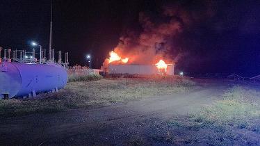 VIDEO Incendiu puternic la o hală pentru stocarea energiei electrice în baterii, în Buzău