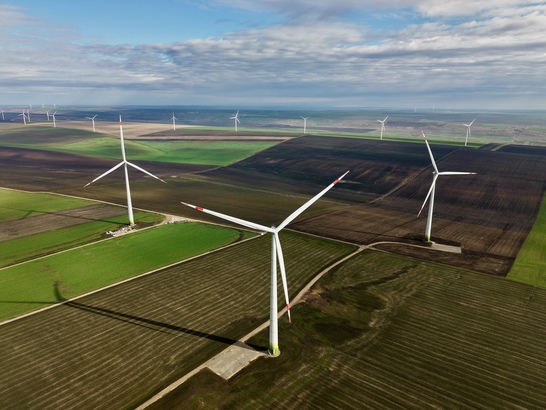 FOTO Premieră în România. Cele mai mari turbine eoliene instalate vreodată
