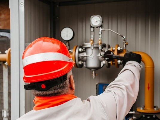 Criză în energie: UE cere statelor să ia în calcul reducerea consumului