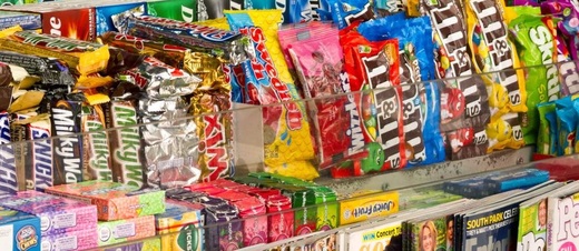 Românii sunt cumpărători din impuls: trei din zece produse sunt luate de lângă casa de marcat