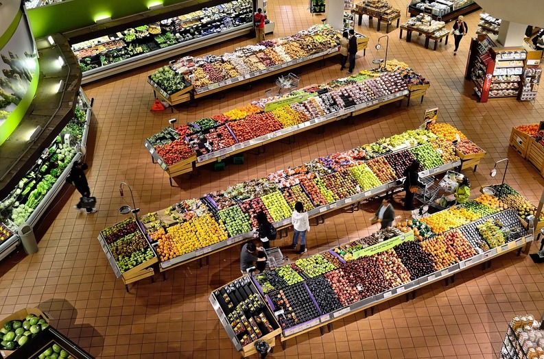 Senat: Magazinele care vând carne, fructe și legume, obligate să asigure jumătate de marfă din producția internă