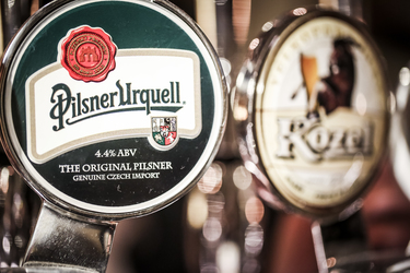 AB InBev va crește valoarea ofertei pentru preluarea SABMiller la aproape 70 mld. lire sterline - surse