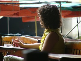 Proprietarii de restaurante nu se tem că rămân fără clienți după interzicerea fumatului: Doar n-or să rămână în case să fumeze
