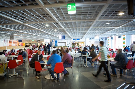 După succesul înregistrat de restaurant, IKEA amplasează o rulotă cu preparate la grătar lângă magazinul din Băneasa