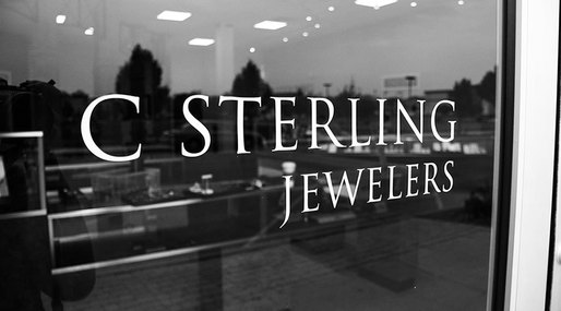 Grupul de magazine de bijuterii Sterling Jewelers este acuzat de sute de foste angajate de hărțuire sexuală
