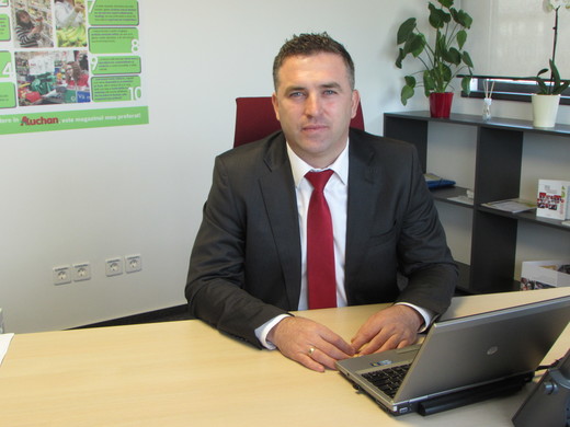 Ionuț Ardeleanu rămâne încă 4 ani cel mai puternic director român din comerțul local, dacă concurenții Auchan nu merg pe mâna românilor. Ardeleanu a fost manager de raion