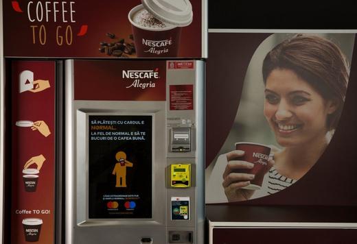 Românii pot plăti cu cardul cafeaua cumpărată de la automatele Nescafe