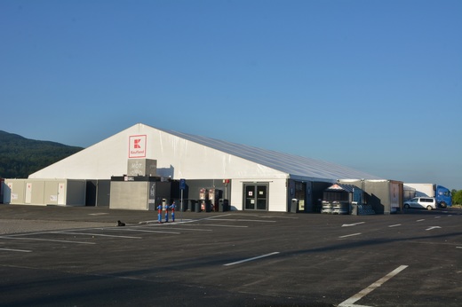 FOTO Kaufland a inaugurat la Sovata primul hipermarket estival amenajat într-un cort
