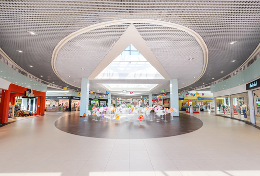 FOTO Lucrările de modernizare interioară a centrului comercial TOM Carrefour din Constanța au fost încheiate