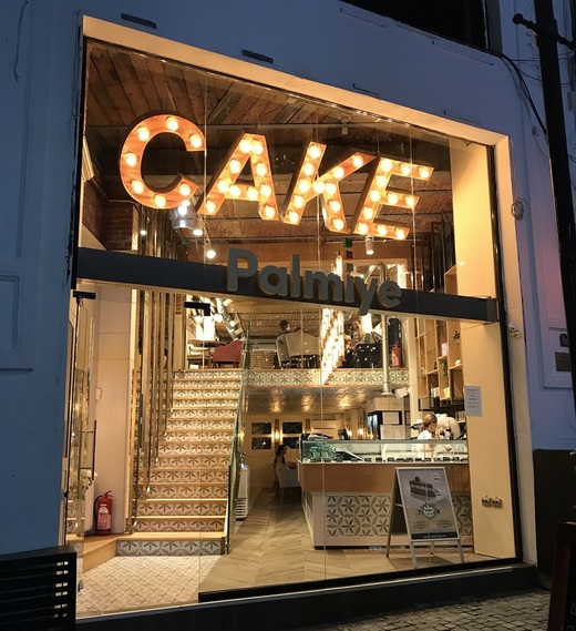 Palmiye cakes&cafe intră în Centrul Vechi