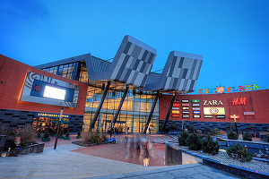 FOTO Sun Plaza a încheiat a doua fază de reconfigurare, punând pe piață o noua zonă comercială, cu 25 de magazine