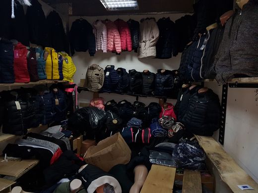 FOTO Antifrauda găsește în complexul Dragonul Roșu bunuri contrafăcute în valoare de peste 100.000 de euro. În urmă cu 2 ani, a decis să verifice zilnic complexul, cu ajutoare din alte orașe, dar fără efect