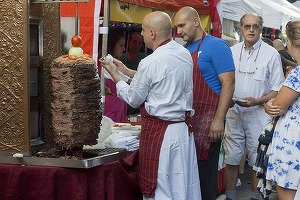 Programul "Alege oaia", la un alt nivel: Shaorma din carne de oaie, meniuri în restaurante și magazine specializate