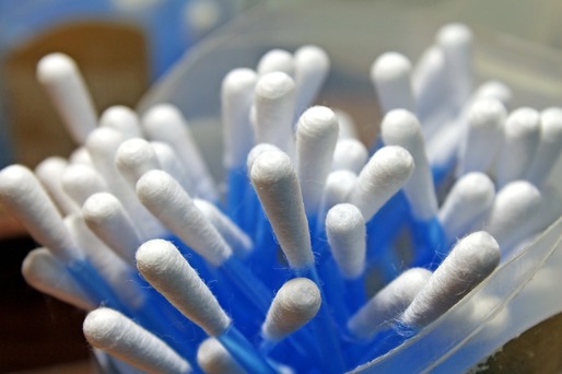 Scoția plănuiește să interzică bețișoarele din plastic pentru curățarea urechilor, cu scopul de a reduce poluarea apei