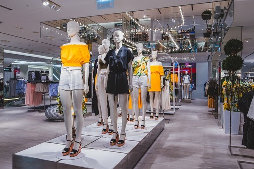 Românii au cheltuit peste 241 milioane euro pe haine, pantofi și accesorii fashion marca H&M în 2017. Grupul pregătește lansarea unui nou brand, cu prețuri reduse