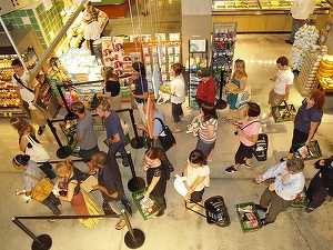 Inflația a urcat piața bunurilor de larg consum. Magazinele de cartier atrag clienți