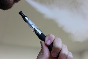 Raed Arafat propune restricții în spațiile publice pentru țigările electronice și dispozitivele care încălzesc tutunul, la fel ca pentru țigările clasice
