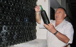 Vinalcool Bacău, controlată de un fost parlamentar liberal, vrea să dezvolte un centru comercial, mizând pe un parteneriat cu Profi, Carrefour, Kaufland, Pepco, Deichmann. În 2013, a scos la vânzare sticlele de vin ale lui Ceaușescu