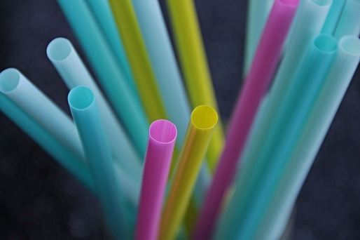 Marea Britanie vrea să interzică paiele de plastic