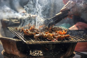 Românii vor pune pe grătare, de 1 Mai, peste 30 de milioane de mici, cu 10-15% mai mult decât anul trecut